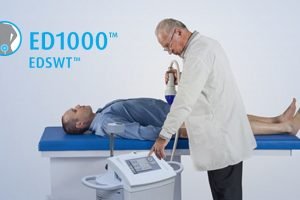 Bác sĩ điều trị cho bệnh nhận bằng máy ED1000