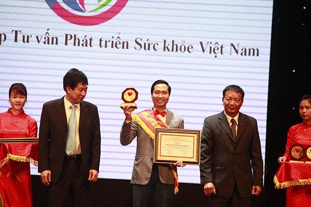 Anh Nguyễn Bá Toàn thay mặt chương trình nhận danh hiệu vàng