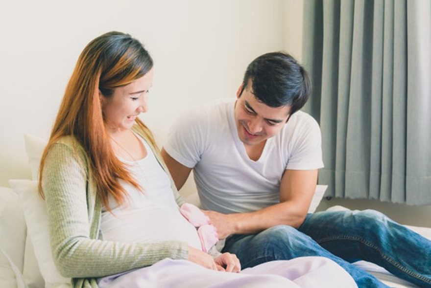 Sự quan tâm từ người chồng chính là nguồn đồng lực giúp mẹ bầu vượt qua những khó khăn trong suốt thai kỳ 